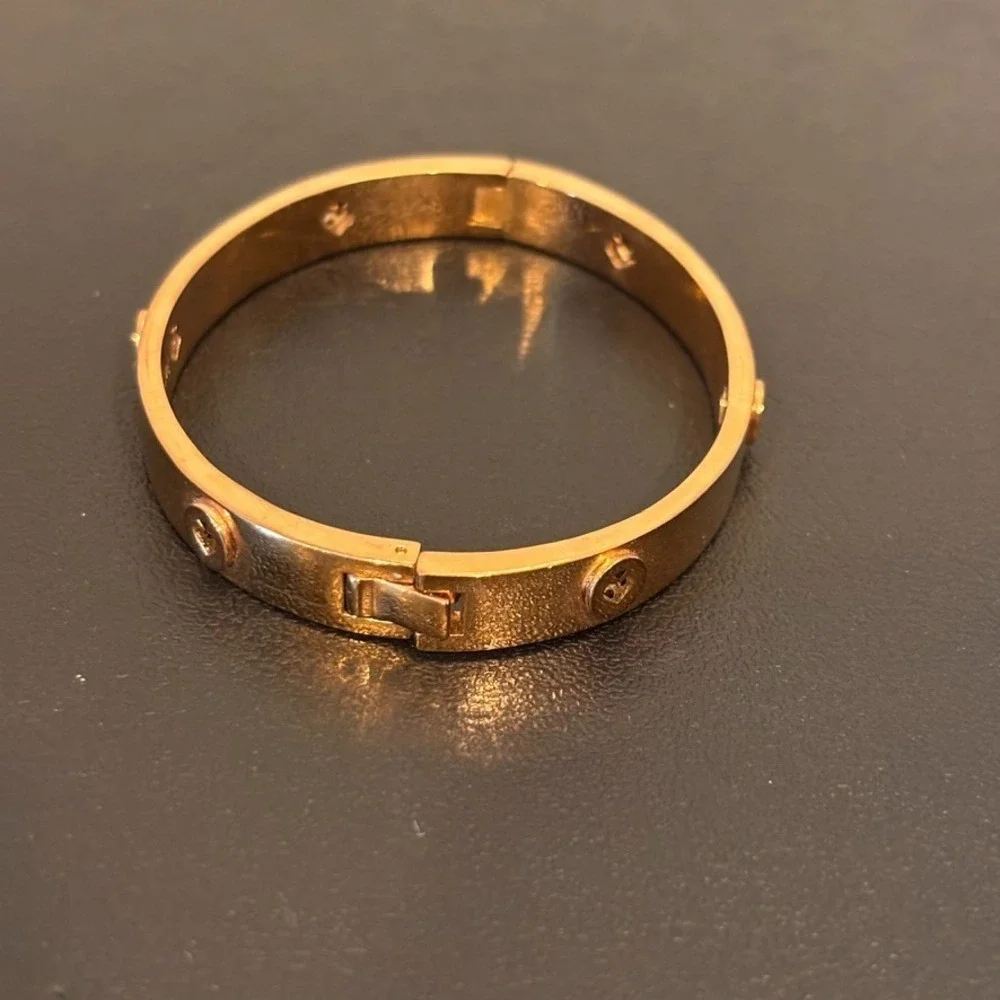 Kate Spade spot the spade studded hinge bangle bracelet gold size 6.75 - Picture 5 of 9